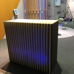 Location de desk en bois lumineux